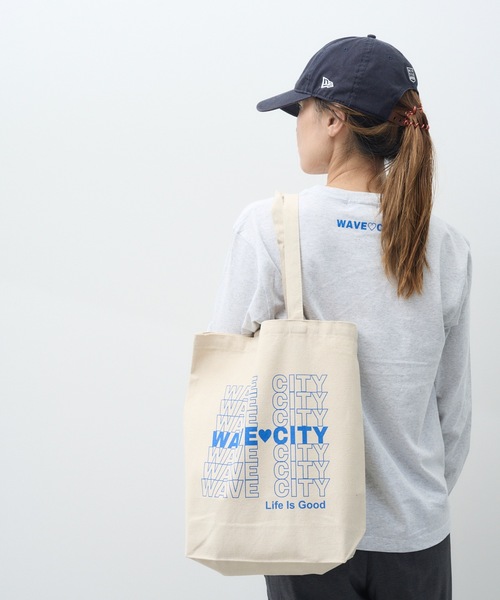 WAVE CITY（ウェイブシティ）の「【WAVECITY/ウェイブシティ】WAVE CITY OrganicCotton Tote BAG/オーガニックコットン素材ノートパソコン収納可能サイズブランドロゴトートパック（10L)（トートバッグ・メンズ・ホワイト系その他3/ホワイト系その他/ホワイト系その他2・FREE）」の3枚目の写真