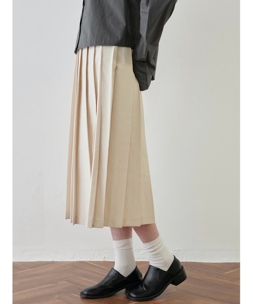 Bargiee(バージー)の「プリーツ ミディスカート(スカート・レディース・アイボリー/ブラック・SMALL/MEDIUM)」の15枚目の写真