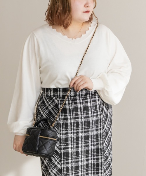 CLETTE(クレット)の「スカラップVネックニット(ニット/セーター・レディース・オフホワイト/ラベンダー/ブラック・4L/3L/LL)」の2枚目の写真