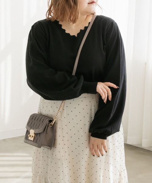 CLETTE(クレット)の「スカラップVネックニット(ニット/セーター・レディース・オフホワイト/ラベンダー/ブラック・4L/3L/LL)」の1枚目の写真