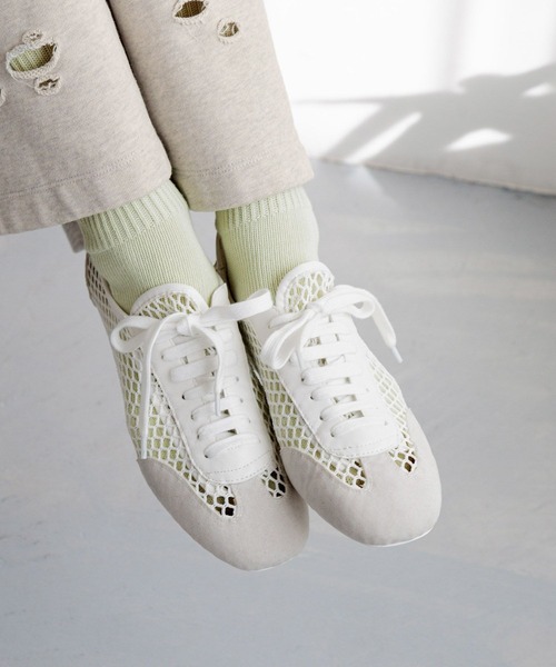 LOWRYS FARM（ローリーズファーム）の「サッカーシューズ 284425（スニーカー・レディース・アイボリー/ブラック/ブラウン/ホワイト/ブラック系その他・MEDIUM/LARGE）」の2枚目の写真