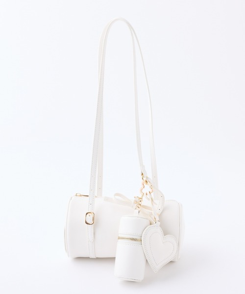 one after another NICE CLAUP（ワンアフターアナザーナイスクラップ）の「チャーム付きドラムバッグ（ショルダーバッグ・レディース・ブラック/アイボリー/レッド・FREE）」の2枚目の写真