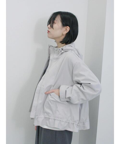 Samansa Mos2 blue（サマンサモスモスブルー）の「【撥水】ペプラムマウンテンパーカー（ブルゾン・レディース・キナリ/シルバーグレー/カーキ・F）」の2枚目の写真