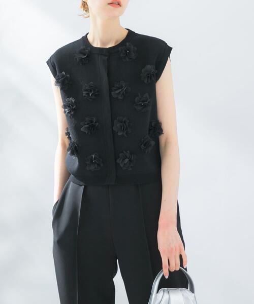 URBAN RESEARCH ROSSO WOMEN（アーバンリサーチ　ロッソ）の「フラワーモチーフニットベスト（ベスト・レディース・ホワイト/ブラック・FREE）」の2枚目の写真