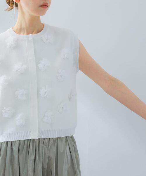 URBAN RESEARCH ROSSO WOMEN（アーバンリサーチ　ロッソ）の「フラワーモチーフニットベスト（ベスト・レディース・ホワイト/ブラック・FREE）」の17枚目の写真
