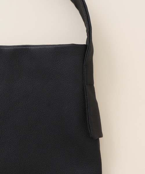 I am I in fact...（アイアムアイインファクト）の「PUF ONE HANDLE TOTE/L（ショルダーバッグ・レディース・ブラック・FREE）」の4枚目の写真