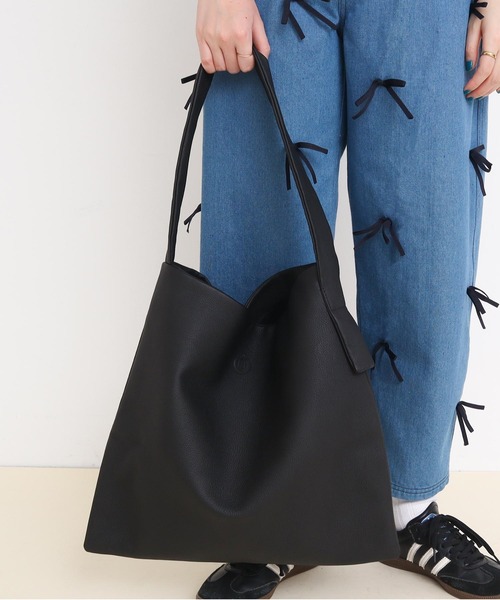 I am I in fact...（アイアムアイインファクト）の「PUF ONE HANDLE TOTE/L（ショルダーバッグ・レディース・ブラック・FREE）」の11枚目の写真