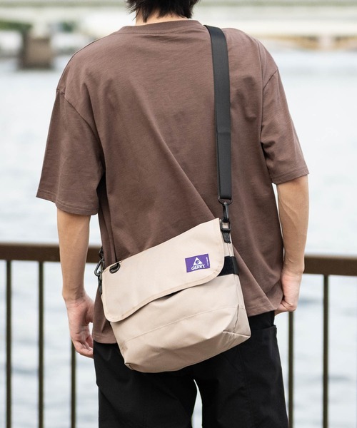 GERRY(ジェリー)の「【Y】〔GERRY/ジェリー】REPREVE 撥水 スクエア メッセンジャーバッグ(メッセンジャーバッグ・メンズ・マルチ/グレー/ライトグレー/ベージュ/ブラック・FREE)」の1枚目の写真