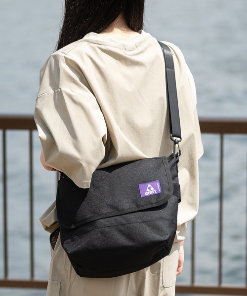 GERRY(ジェリー)の「【Y】〔GERRY/ジェリー】REPREVE 撥水 スクエア メッセンジャーバッグ(メッセンジャーバッグ・メンズ・マルチ/グレー/ライトグレー/ベージュ/ブラック・FREE)」の2枚目の写真