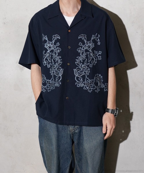 superNova.(スーパーノヴァ)の「superNova. / スーパーノヴァ Aloha shirt - Flower chain embroidery コットンブロード 花柄刺しゅう 半袖シャツ(シャツ/ブラウス・メンズ・ブラック/ネイビー・SMALL/MEDIUM)」の2枚目の写真