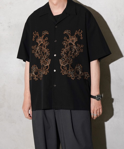 superNova.(スーパーノヴァ)の「superNova. / スーパーノヴァ Aloha shirt - Flower chain embroidery コットンブロード 花柄刺しゅう 半袖シャツ(シャツ/ブラウス・メンズ・ブラック/ネイビー・SMALL/MEDIUM)」の1枚目の写真