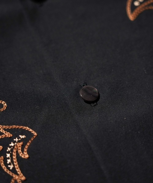 superNova.(スーパーノヴァ)の「superNova. / スーパーノヴァ Aloha shirt - Flower chain embroidery コットンブロード 花柄刺しゅう 半袖シャツ(シャツ/ブラウス・メンズ・ブラック/ネイビー・SMALL/MEDIUM)」の7枚目の写真