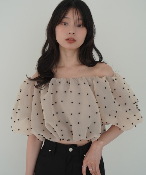 EIMY ISTOIRE(エイミーイストワール)の「パールスタッズオフショルブラウス(シャツ/ブラウス・レディース・ブラック/ピンクベージュ/ホワイト・F)」の3枚目の写真