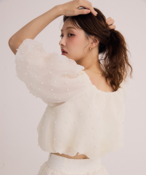 EIMY ISTOIRE(エイミーイストワール)の「パールスタッズオフショルブラウス(シャツ/ブラウス・レディース・ブラック/ピンクベージュ/ホワイト・F)」の6枚目の写真