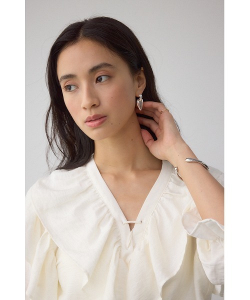 AZUL by moussy(アズールバイマウジー)の「ラッフルフリル5分袖ブラウス(シャツ/ブラウス・レディース・ブラック/ピンク/アイボリー・FREE)」の4枚目の写真