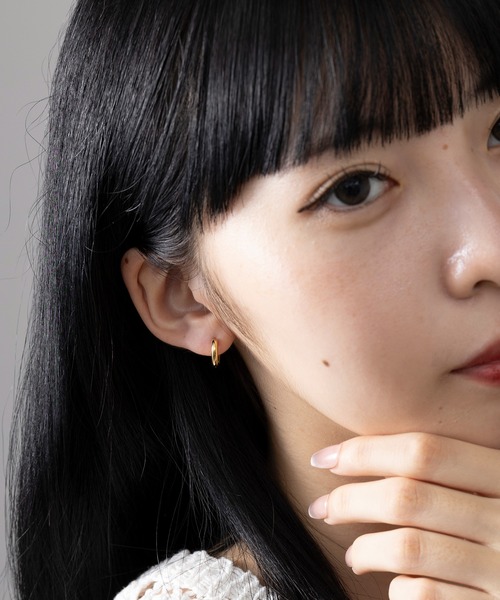 MAISON BREEZE(メゾンブリーズ)の「【MAISON BREEZE】ピアス ステンレス 細幅 丸甲 直径1.2cm ミニ シンプル ワンタッチ フープピアス OSWY(ピアス(両耳用)・レディース・シルバー/ブラック/ゴールド・FREE)」の3枚目の写真