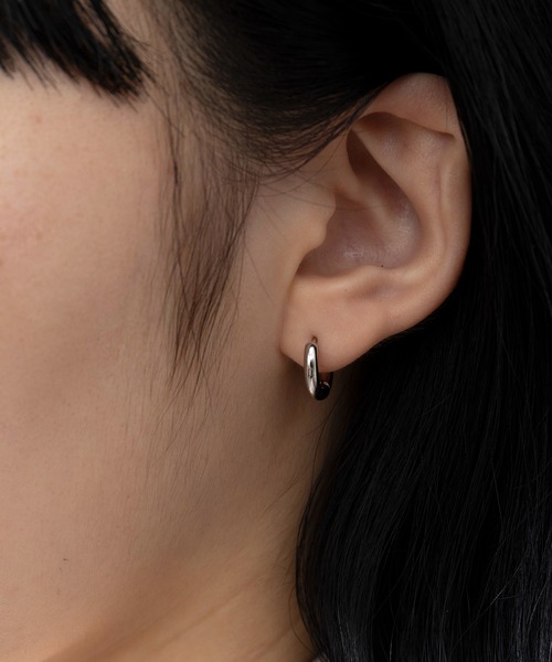 MAISON BREEZE(メゾンブリーズ)の「【MAISON BREEZE】ピアス ステンレス 細幅 丸甲 直径1.2cm ミニ シンプル ワンタッチ フープピアス OSWY(ピアス(両耳用)・レディース・シルバー/ブラック/ゴールド・FREE)」の8枚目の写真