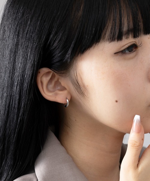 MAISON BREEZE(メゾンブリーズ)の「【MAISON BREEZE】ピアス ステンレス 細幅 丸甲 直径1.2cm ミニ シンプル ワンタッチ フープピアス OSWY(ピアス(両耳用)・レディース・シルバー/ブラック/ゴールド・FREE)」の9枚目の写真