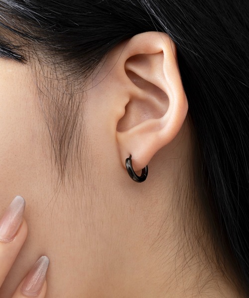 MAISON BREEZE(メゾンブリーズ)の「【MAISON BREEZE】ピアス ステンレス 細幅 丸甲 直径1.2cm ミニ シンプル ワンタッチ フープピアス OSWY(ピアス(両耳用)・レディース・シルバー/ブラック/ゴールド・FREE)」の4枚目の写真