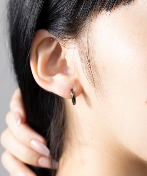 MAISON BREEZE(メゾンブリーズ)の「【MAISON BREEZE】ピアス ステンレス 細幅 丸甲 直径1.2cm ミニ シンプル ワンタッチ フープピアス OSWY(ピアス(両耳用)・レディース・シルバー/ブラック/ゴールド・FREE)」の5枚目の写真