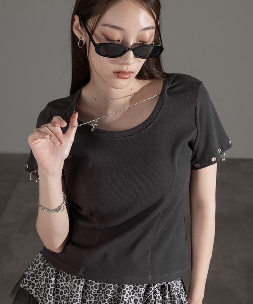 apres jour mignon(アプレジュールミニョン)の「アクセ付きショートスリーブトップス【ZOZOTOWN限定アイテム】(Tシャツ/カットソー・レディース・チャコールグレー/杢グレー/ブラック・フリー/X-LARGE)」の2枚目の写真