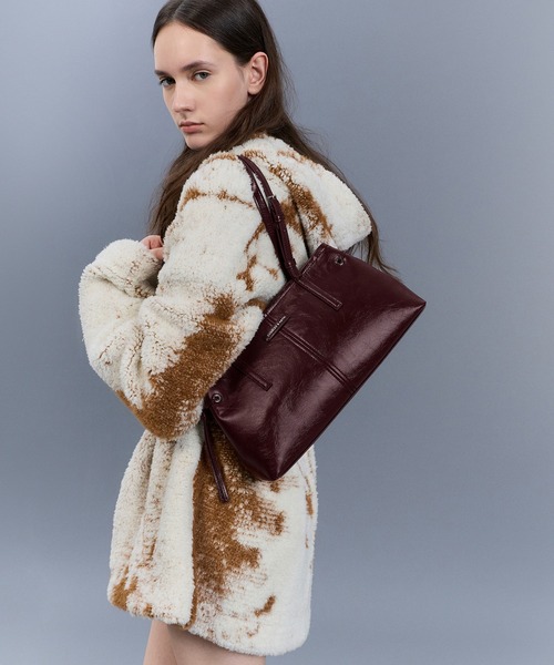 CHARLES & KEITH(チャールズ & キース)の「Noane ノアン イーロンゲイティドハンドルショルダーバッグ(ショルダーバッグ・レディース・ブラウン系その他7/オートミール/スミクロ/ダークブラウン系3/ワインレッド・M)」の1枚目の写真