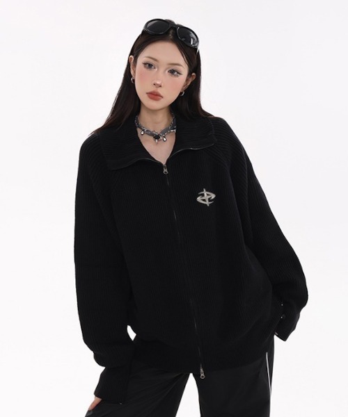MASHIRO(マシロ)の「【MASHIRO】ルーズシルエットハイネックジップニット Y2K バッジ付き(MA/EKW123)(ニット/セーター・レディース・グレー/ブラック・FREE)」の1枚目の写真