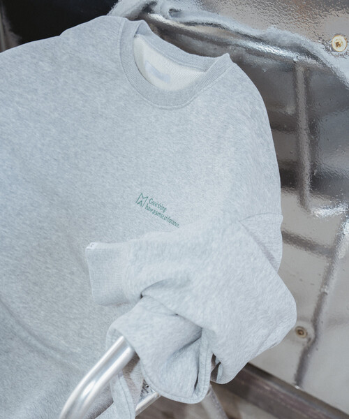 Firsthand（ファーストハンド）の「MA Firsthand/マ ファーストハンド MA ベーシックロゴ刺繍 クルーネックスウェット / 裏毛 / リラックスフィット（スウェット・メンズ・オリーブ/ブラック/オフホワイト/グレー・LARGE/MEDIUM）」の4枚目の写真