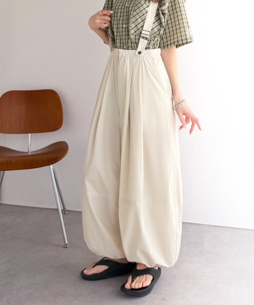 classicalelf(クラシカルエルフ)の「【撥水・UVカット・イージーケア機能付き】アクティブシーンにも頼れる!サスペンダー付きボリュームパンツ(その他パンツ・レディース・アイボリー/ブラック/チャコール・MEDIUM/SMALL/X-LARGE/LARGE)」の13枚目の写真