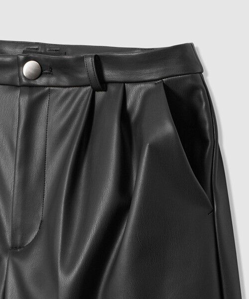 allureville（アルアバイル）の「フェイクレザーバミューダパンツ（その他パンツ・レディース・ブラック・1/2）」の3枚目の写真