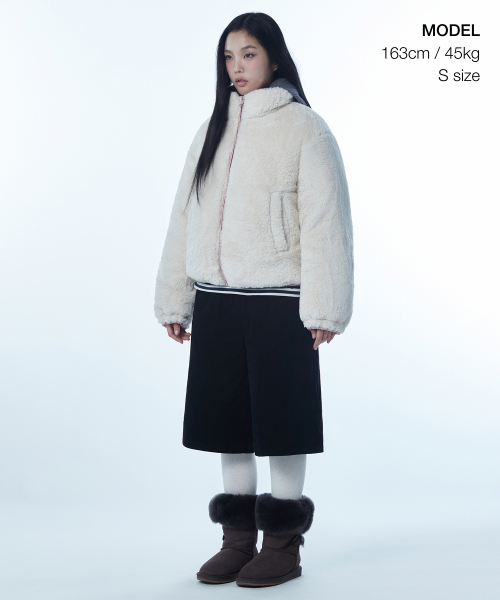 MUSINSA STANDARD WOMAN（ムシンサスタンダードウーマン）の「ウィメンズデイリープファーリバーシブルフリースショートパディングジャケット[ピンク/クリーム]（ダウンジャケット/コート・レディース・その他・SMALL/MEDIUM/LARGE/X-SMALL）」の2枚目の写真