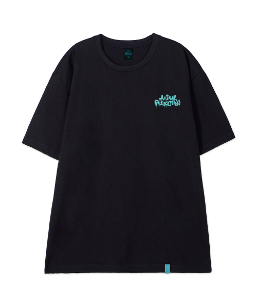 ASTRAL PROJECTION（アストラルプロジェクション）の「[ブラシグラフィティレタリングロゴ]コットンルーズフィット半袖Tシャツ_ブラック（Tシャツ/カットソー・メンズ・その他・LARGE/MEDIUM/X-LARGE/XX-LARGE）」の2枚目の写真