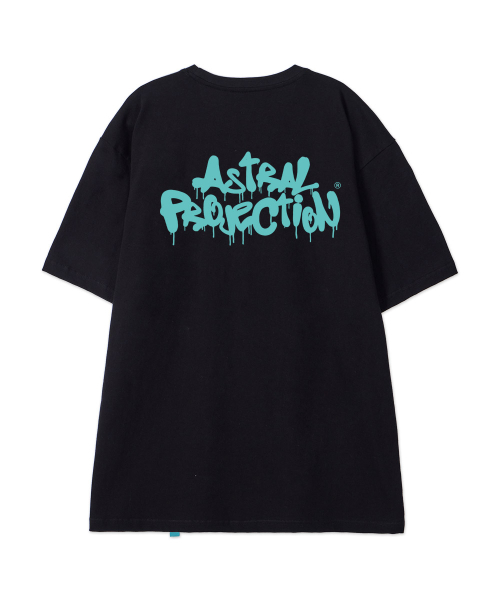 ASTRAL PROJECTION（アストラルプロジェクション）の「[ブラシグラフィティレタリングロゴ]コットンルーズフィット半袖Tシャツ_ブラック（Tシャツ/カットソー・メンズ・その他・LARGE/MEDIUM/X-LARGE/XX-LARGE）」の3枚目の写真