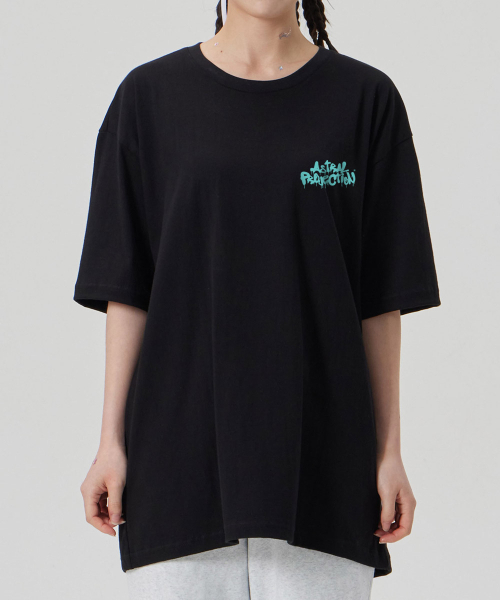 ASTRAL PROJECTION（アストラルプロジェクション）の「[ブラシグラフィティレタリングロゴ]コットンルーズフィット半袖Tシャツ_ブラック（Tシャツ/カットソー・メンズ・その他・LARGE/MEDIUM/X-LARGE/XX-LARGE）」の5枚目の写真