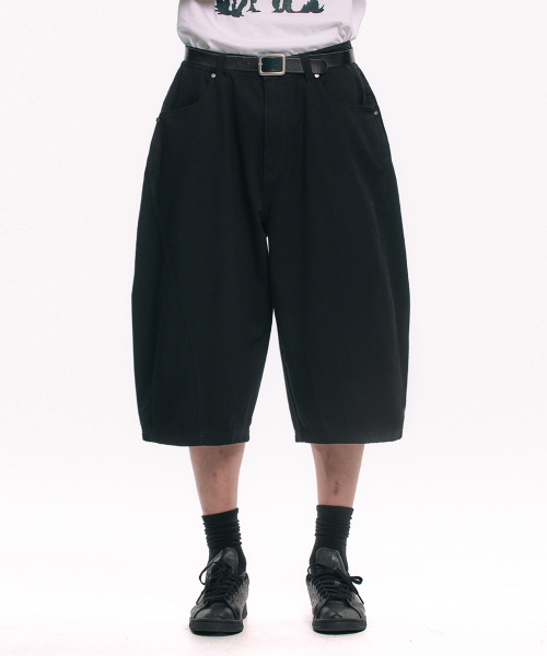 MOO（エムオーオー）の「カーブドラインコットンバミューダパンツ - ブラック（その他パンツ・メンズ・ブラック・MEDIUM/LARGE）」の2枚目の写真