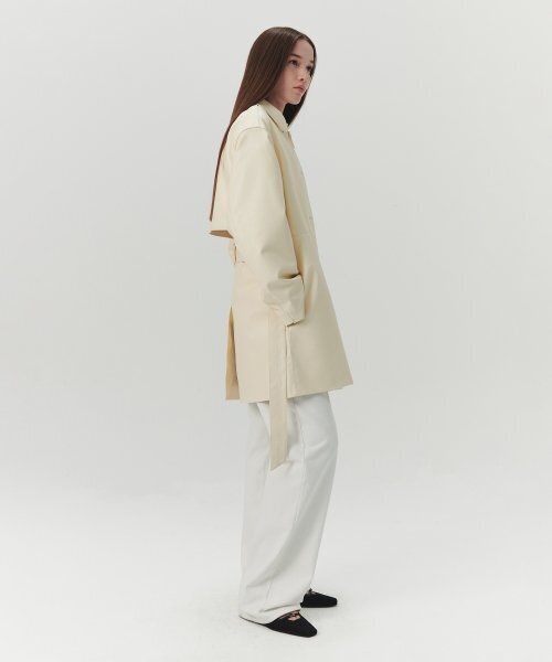 LEVAR（レバー）の「Faux Leather Half Trench Coat - Butter（ライダースジャケット・レディース・ライトイエロー・FREE）」の2枚目の写真