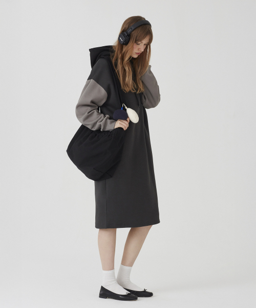 Between A and B（ビトウィーンエイアンドビー）の「フードロングジャージ裏起毛ワンピース[チャコール]（ワンピース・レディース・チャコール・FREE）」の2枚目の写真