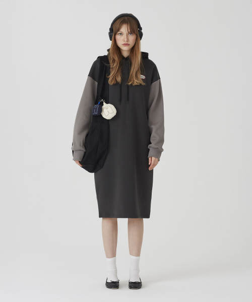 Between A and B（ビトウィーンエイアンドビー）の「フードロングジャージ裏起毛ワンピース[チャコール]（ワンピース・レディース・チャコール・FREE）」の3枚目の写真