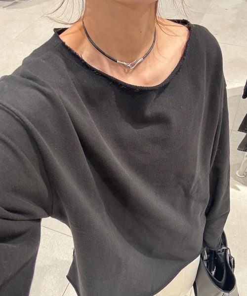 ISOOK（アイスー）の「オフショルダーオーバーサイズスウェット(chiica select) / トップス オフショル スウェット 長袖 ビッグシルエット ルーズ ボートネック  カットオフ 切りっぱなし ブラック ホワイト 白 黒 無地（スウェット・レディース・ブラック/ホワイト・FREE）」の16枚目の写真