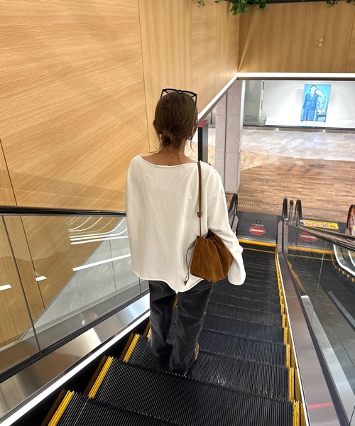 ISOOK（アイスー）の「オフショルダーオーバーサイズスウェット(chiica select) / トップス オフショル スウェット 長袖 ビッグシルエット ルーズ ボートネック  カットオフ 切りっぱなし ブラック ホワイト 白 黒 無地（スウェット・レディース・ブラック/ホワイト・FREE）」の17枚目の写真