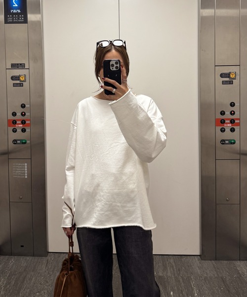 ISOOK（アイスー）の「オフショルダーオーバーサイズスウェット(chiica select) / トップス オフショル スウェット 長袖 ビッグシルエット ルーズ ボートネック  カットオフ 切りっぱなし ブラック ホワイト 白 黒 無地（スウェット・レディース・ブラック/ホワイト・FREE）」の18枚目の写真