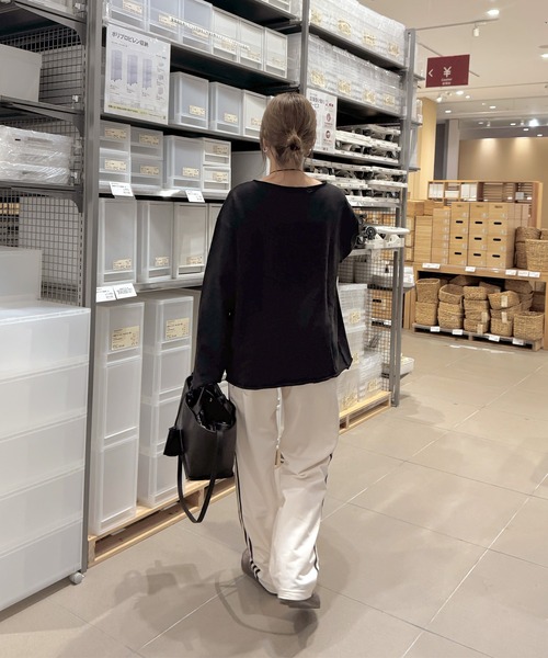 ISOOK（アイスー）の「オフショルダーオーバーサイズスウェット(chiica select) / トップス オフショル スウェット 長袖 ビッグシルエット ルーズ ボートネック  カットオフ 切りっぱなし ブラック ホワイト 白 黒 無地（スウェット・レディース・ブラック/ホワイト・FREE）」の19枚目の写真