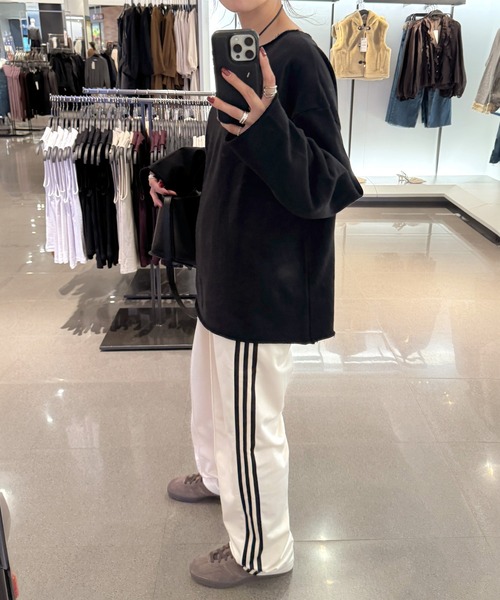 ISOOK（アイスー）の「オフショルダーオーバーサイズスウェット(chiica select) / トップス オフショル スウェット 長袖 ビッグシルエット ルーズ ボートネック  カットオフ 切りっぱなし ブラック ホワイト 白 黒 無地（スウェット・レディース・ブラック/ホワイト・FREE）」の20枚目の写真