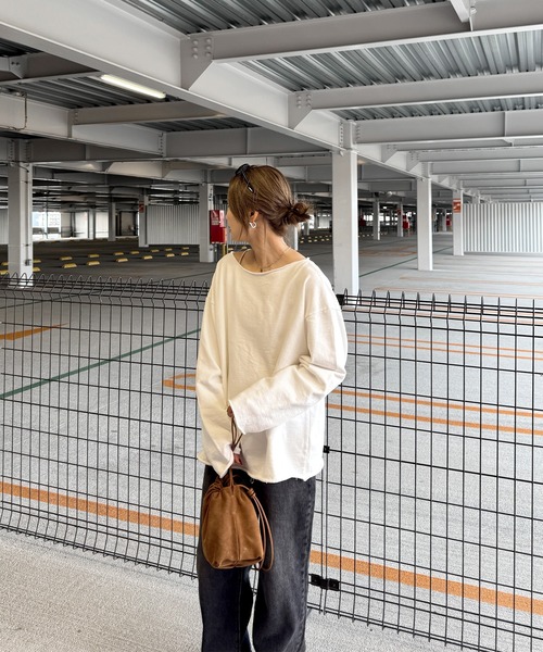 ISOOK（アイスー）の「オフショルダーオーバーサイズスウェット(chiica select) / トップス オフショル スウェット 長袖 ビッグシルエット ルーズ ボートネック  カットオフ 切りっぱなし ブラック ホワイト 白 黒 無地（スウェット・レディース・ブラック/ホワイト・FREE）」の21枚目の写真