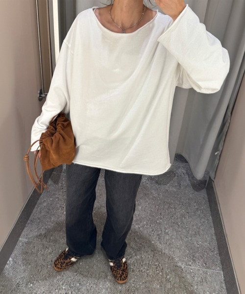 ISOOK（アイスー）の「オフショルダーオーバーサイズスウェット(chiica select) / トップス オフショル スウェット 長袖 ビッグシルエット ルーズ ボートネック  カットオフ 切りっぱなし ブラック ホワイト 白 黒 無地（スウェット・レディース・ブラック/ホワイト・FREE）」の22枚目の写真