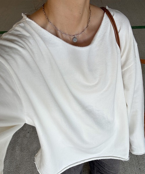 ISOOK（アイスー）の「オフショルダーオーバーサイズスウェット(chiica select) / トップス オフショル スウェット 長袖 ビッグシルエット ルーズ ボートネック  カットオフ 切りっぱなし ブラック ホワイト 白 黒 無地（スウェット・レディース・ブラック/ホワイト・FREE）」の3枚目の写真