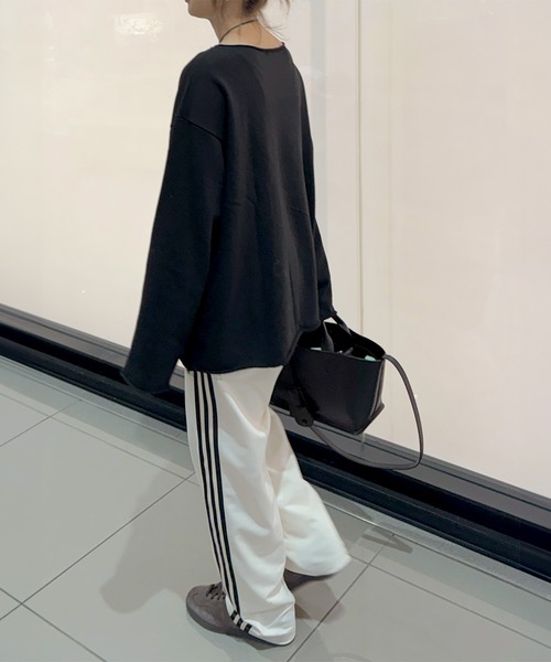 ISOOK（アイスー）の「オフショルダーオーバーサイズスウェット(chiica select) / トップス オフショル スウェット 長袖 ビッグシルエット ルーズ ボートネック  カットオフ 切りっぱなし ブラック ホワイト 白 黒 無地（スウェット・レディース・ブラック/ホワイト・FREE）」の5枚目の写真