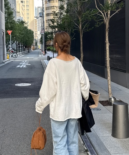 ISOOK（アイスー）の「オフショルダーオーバーサイズスウェット(chiica select) / トップス オフショル スウェット 長袖 ビッグシルエット ルーズ ボートネック  カットオフ 切りっぱなし ブラック ホワイト 白 黒 無地（スウェット・レディース・ブラック/ホワイト・FREE）」の6枚目の写真