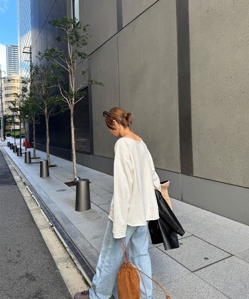 ISOOK（アイスー）の「オフショルダーオーバーサイズスウェット(chiica select) / トップス オフショル スウェット 長袖 ビッグシルエット ルーズ ボートネック  カットオフ 切りっぱなし ブラック ホワイト 白 黒 無地（スウェット・レディース・ブラック/ホワイト・FREE）」の8枚目の写真