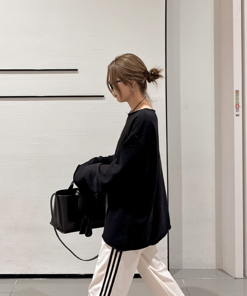 ISOOK（アイスー）の「オフショルダーオーバーサイズスウェット(chiica select) / トップス オフショル スウェット 長袖 ビッグシルエット ルーズ ボートネック  カットオフ 切りっぱなし ブラック ホワイト 白 黒 無地（スウェット・レディース・ブラック/ホワイト・FREE）」の9枚目の写真